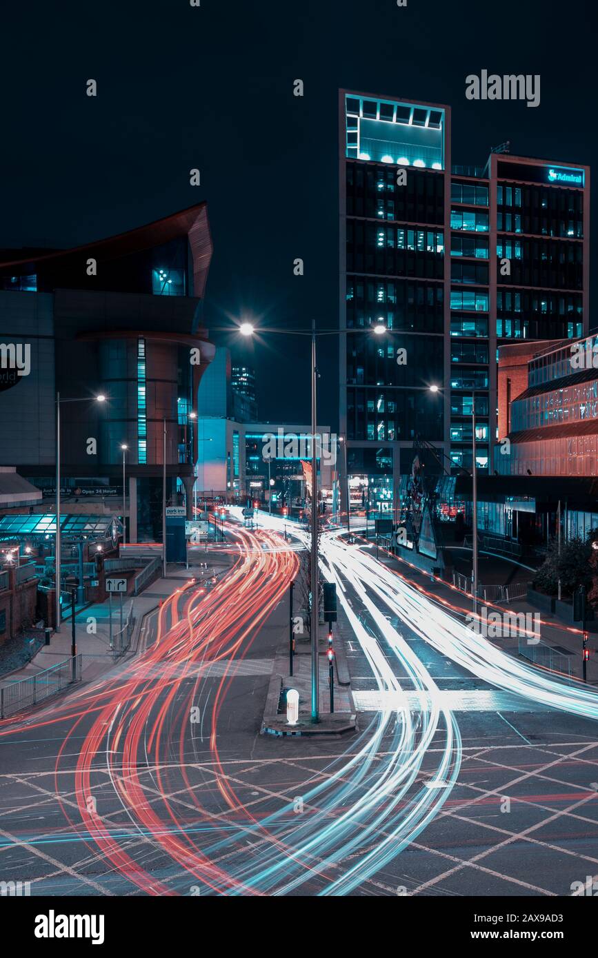 Cardiff, UK : 04 febbraio 2020: Circolazione del traffico e della gente a Cardiff City at Night Foto Stock