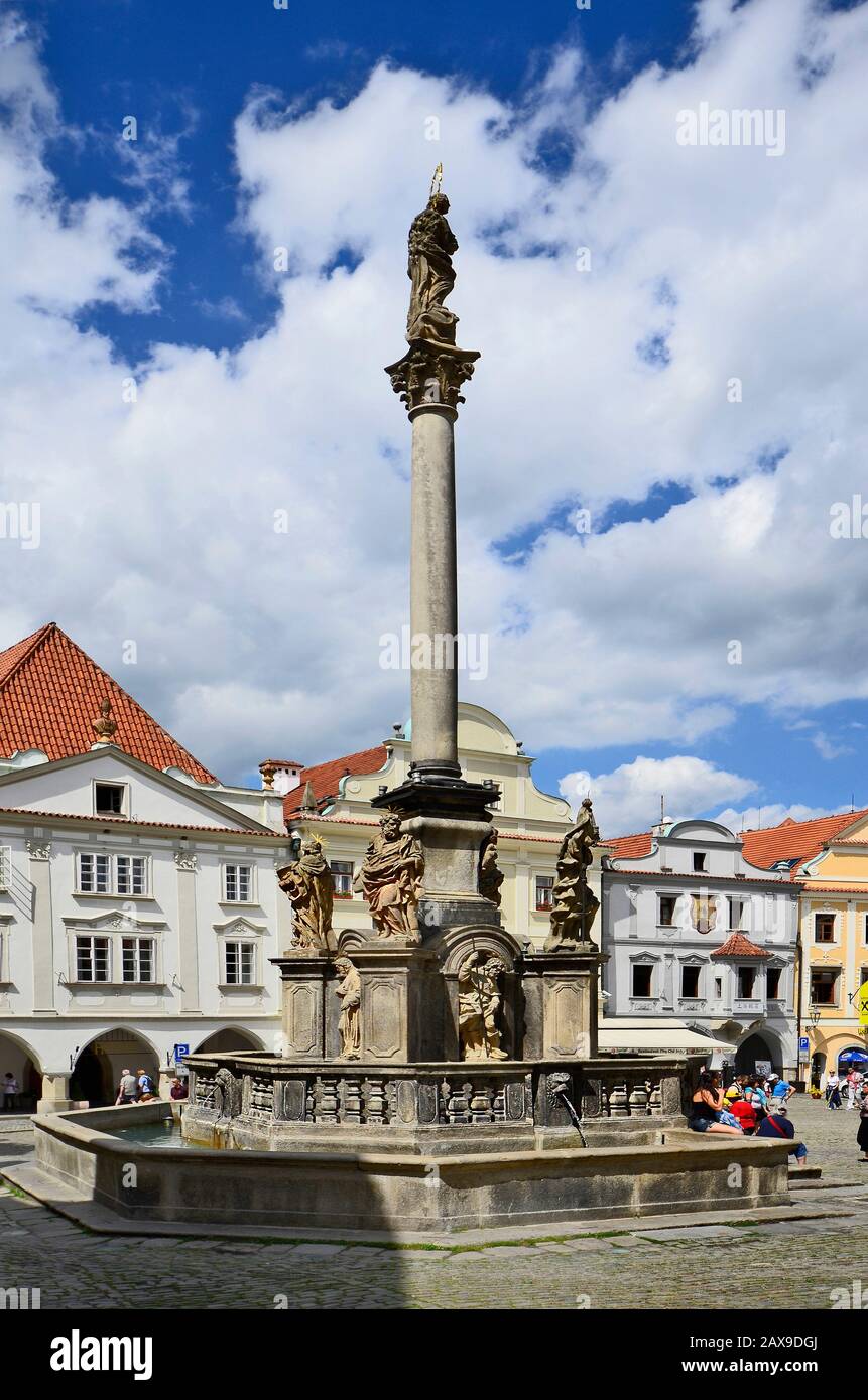 Cesky Krumlov, Repubblica Ceca - Agosto 11th 2013: Turisti non identificati, ristoranti, fontana con colonna di peste e edifici intorno alla piazza del mercato Foto Stock