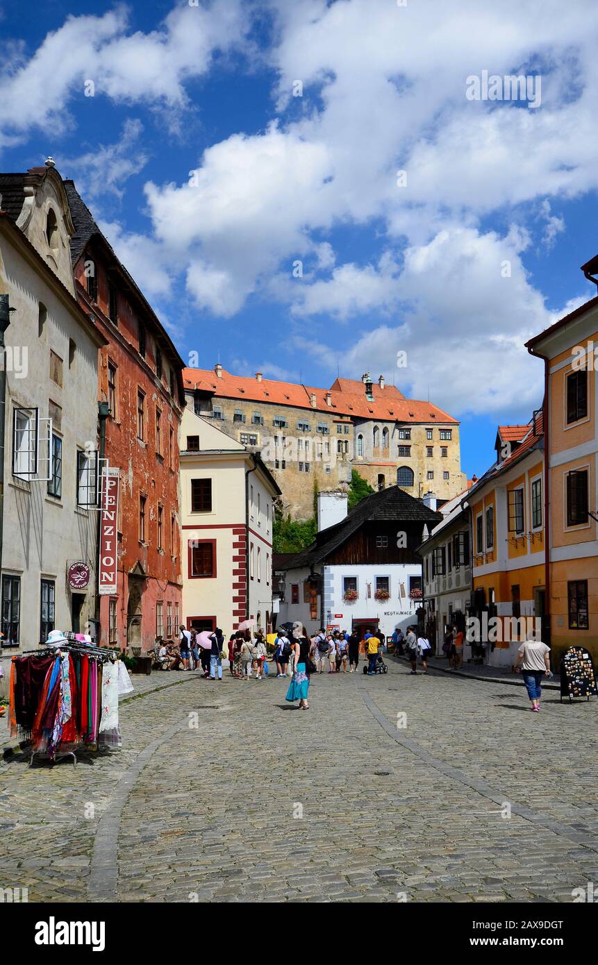 Cesky Krumlov, Repubblica Ceca - Agosto 11th 2013: Strada con turisti non identificati, ristorante, negozi e parte del castello nel mondo Unesco Heri Foto Stock
