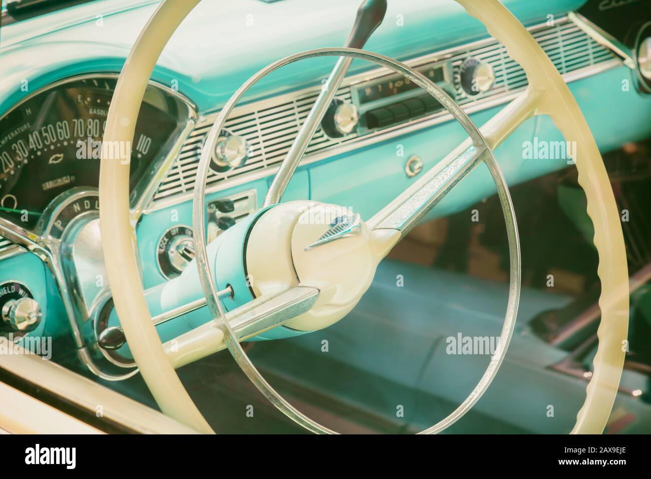 Den BOSCH, PAESI BASSI - 12 MAGGIO 2019: Immagine in stile retrò degli interni di una classica auto blu Cadillac anni Cinquanta a Den Bosch, Paesi Bassi Foto Stock