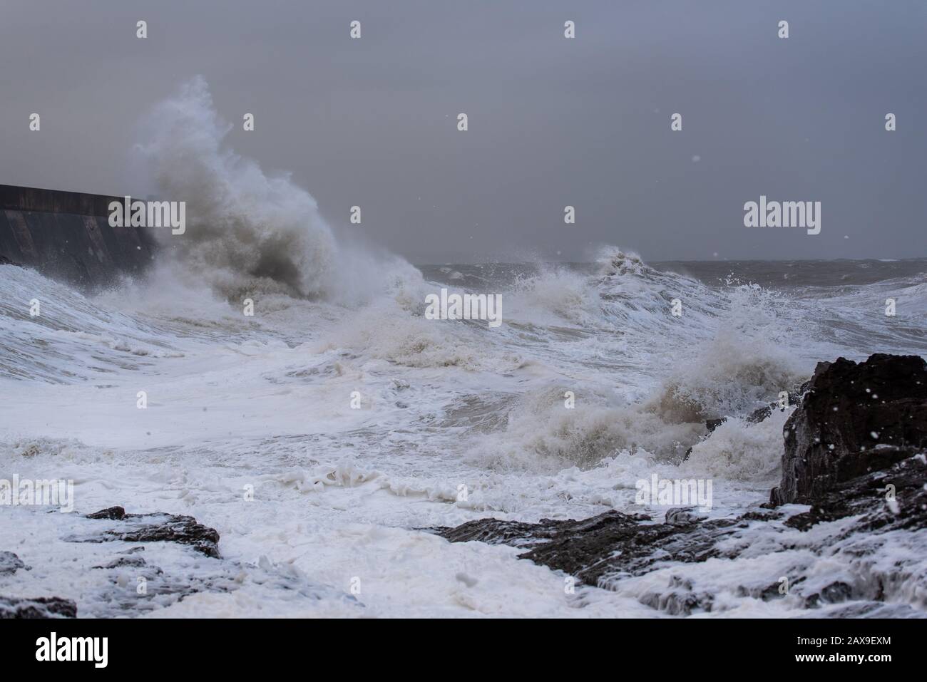 Tempesta Ciara raggiunge la costa gallese massicce onde mentre la tempesta Ciara colpisce la costa di Porthcawl nel Galles del Sud, Regno Unito Foto Stock