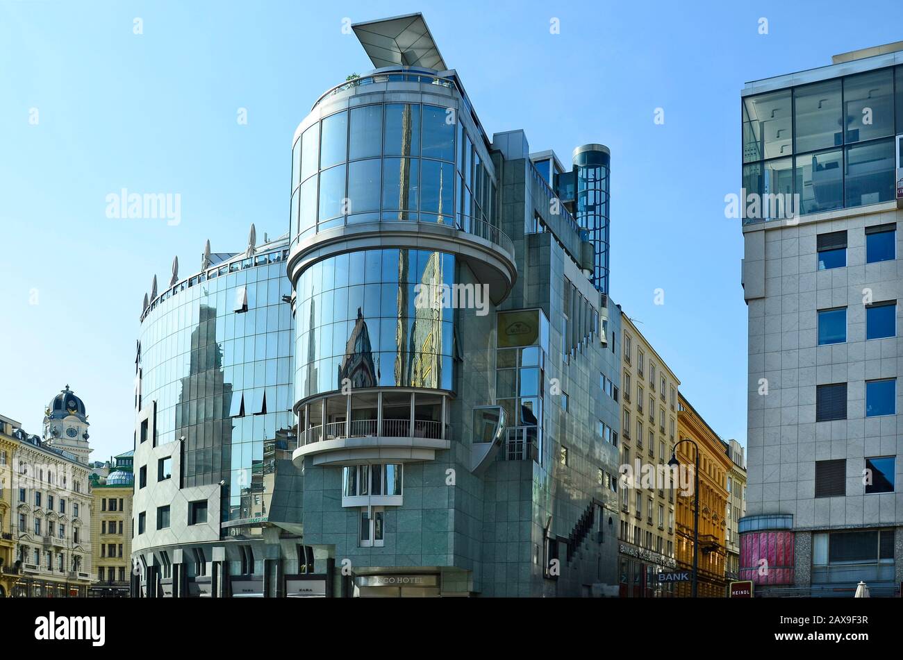 Vienna, Austria - 27th marzo 2016: Haas Hause - ristorante e hotel in Stephansplatz nel centro della città Foto Stock