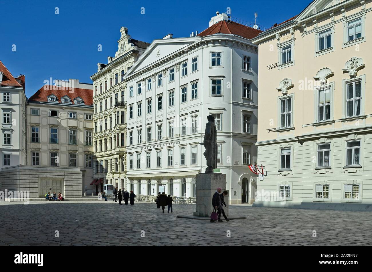 Vienna, Austria - 27th marzo 2016: Persone non identificate in piazza ebraica con il monumento di San Gottardo Efraim Lessing e il memoriale dell'Olocausto nel cit interiore Foto Stock