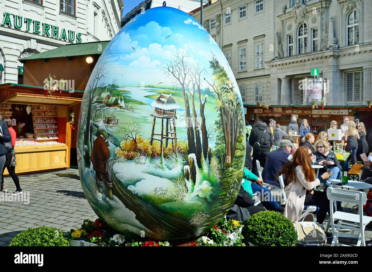 Vienna, Austria - 27th marzo 2016: Persone non identificate, negozi e uova  di pasqua giganti decorate con arte sul tradizionale mercato pasquale in  piazza Freyung Foto stock - Alamy