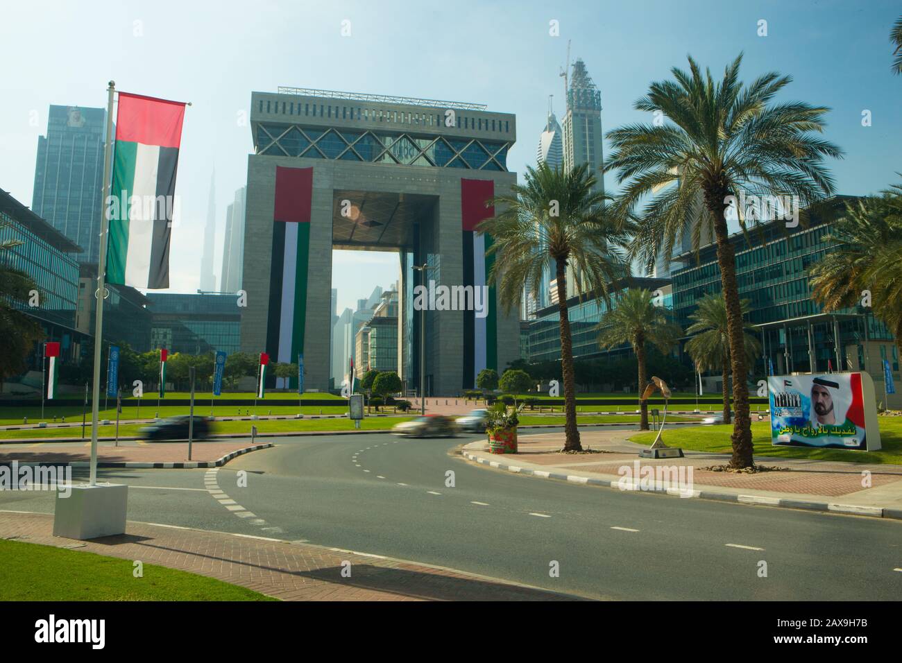 Porta Difc Con National Day Flags, Dubai, Emirati Arabi Uniti. Foto Stock