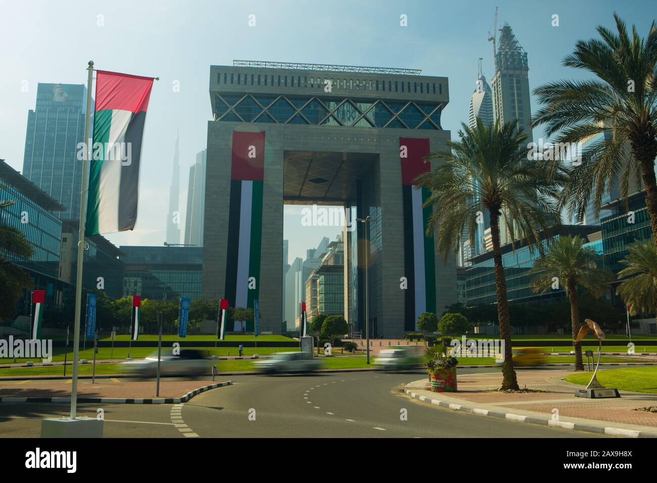 Porta Difc Con National Day Flags, Dubai, Emirati Arabi Uniti. Foto Stock
