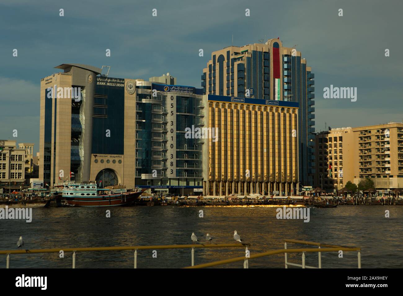 City Buildings On Dubai Creek, Dubai, Emirati Arabi Uniti. Foto Stock