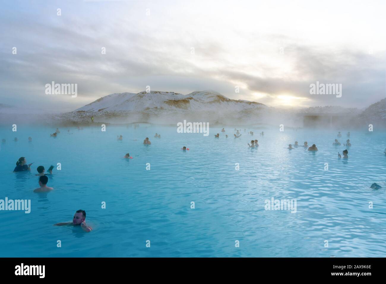 Grindlavik, Islanda - 01.18.2020 : Laguna Blu vicino a Reykjavik con gente che bagna in questa sorgente termale calda naturale. Foto Stock