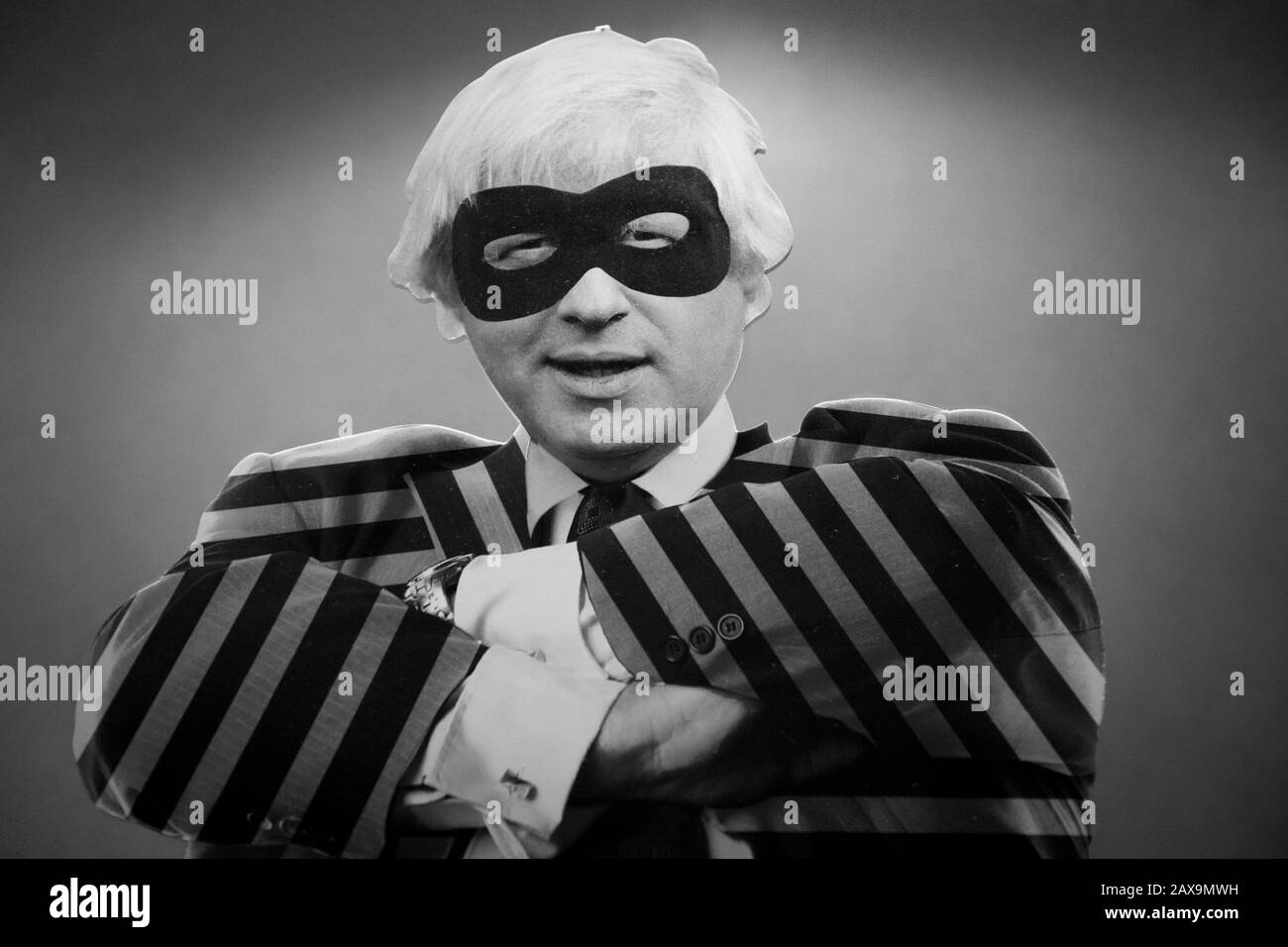 Ritaglio in cartone di Boris Johnson con maschera e giacca spellata. Foto Stock