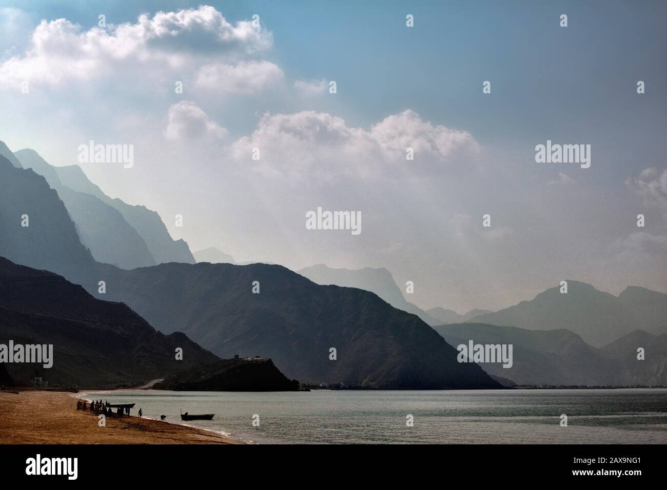 Sulla strada verso gli Emirati Arabi Uniti con vista di Bukha, Oman. Foto Stock