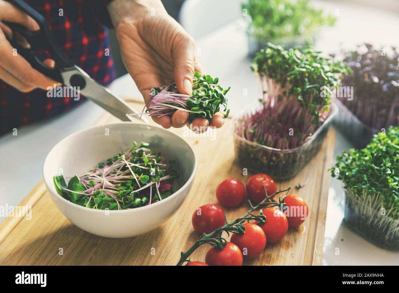donna preparare insalata vegana fresca cruda di verdure e verdure Foto Stock