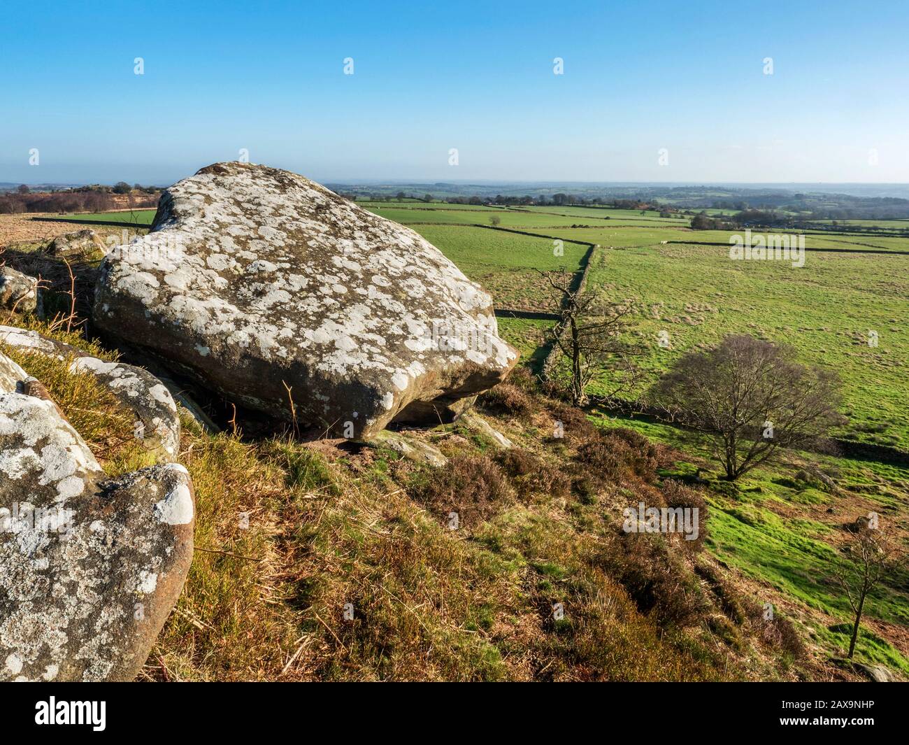 Vista su Nidderdale da massi di gritstone nei pressi di Brmham Beacon sul bordo meridionale di Brimham Moor Nidderdale AONB North Yorkshire England Foto Stock