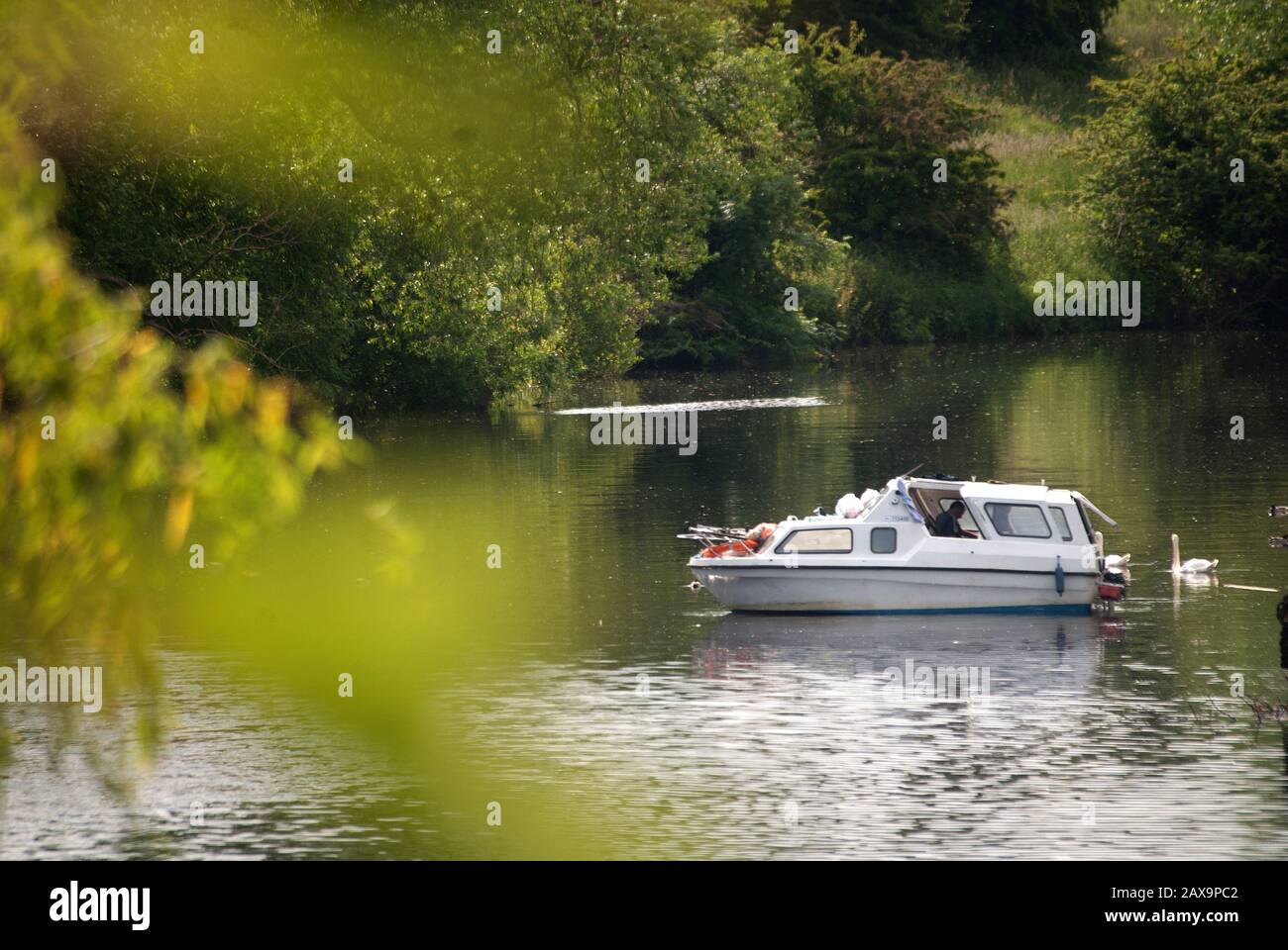 Imbarcazione da diporto e molo sul fiume Tees, Yarm, North Yorkshire Foto Stock