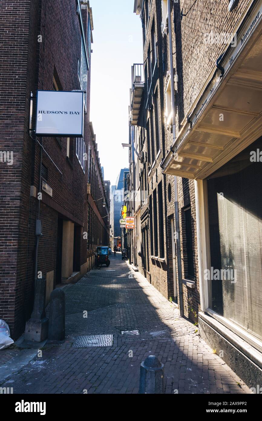 Strada stretta ad Amsterdam Foto Stock