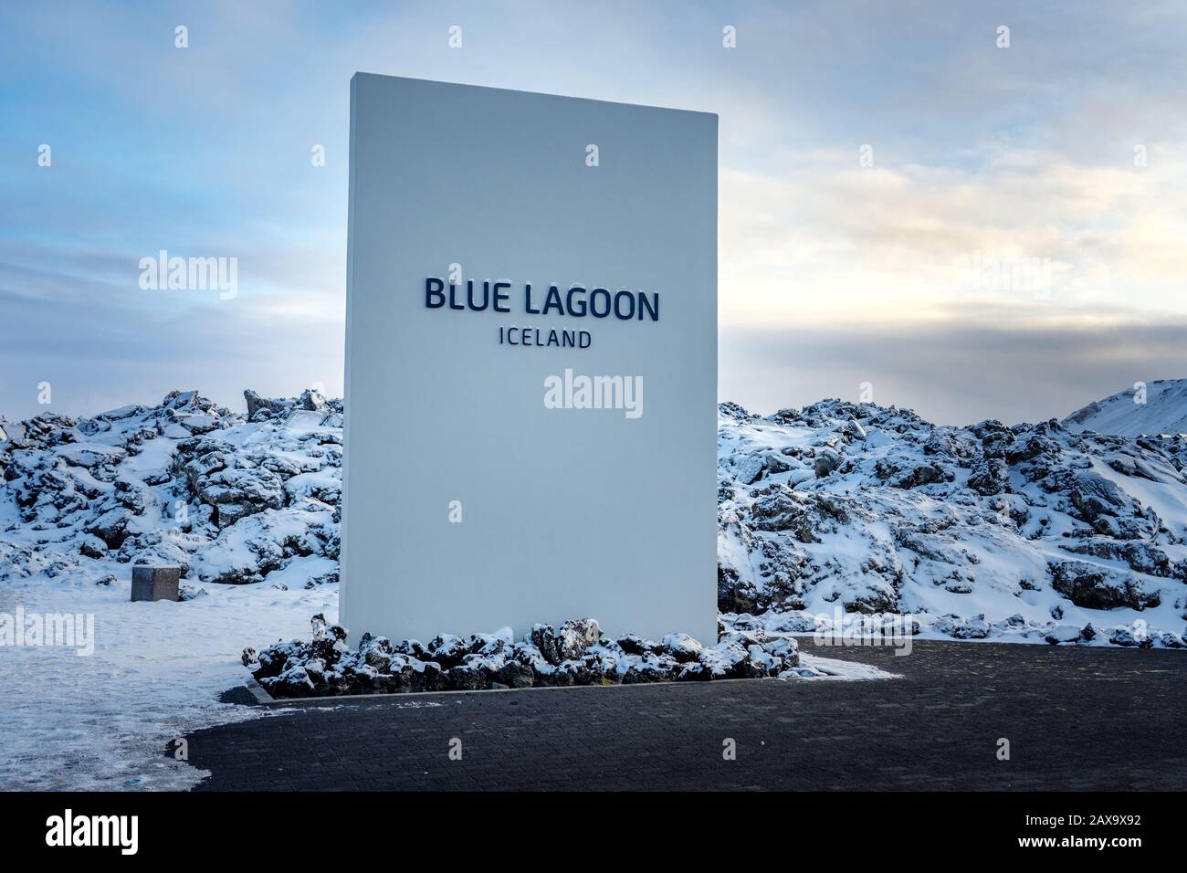 Segno della Laguna Blu accanto all'entrata di Reykjavik della sorgente termale calda naturale Foto Stock