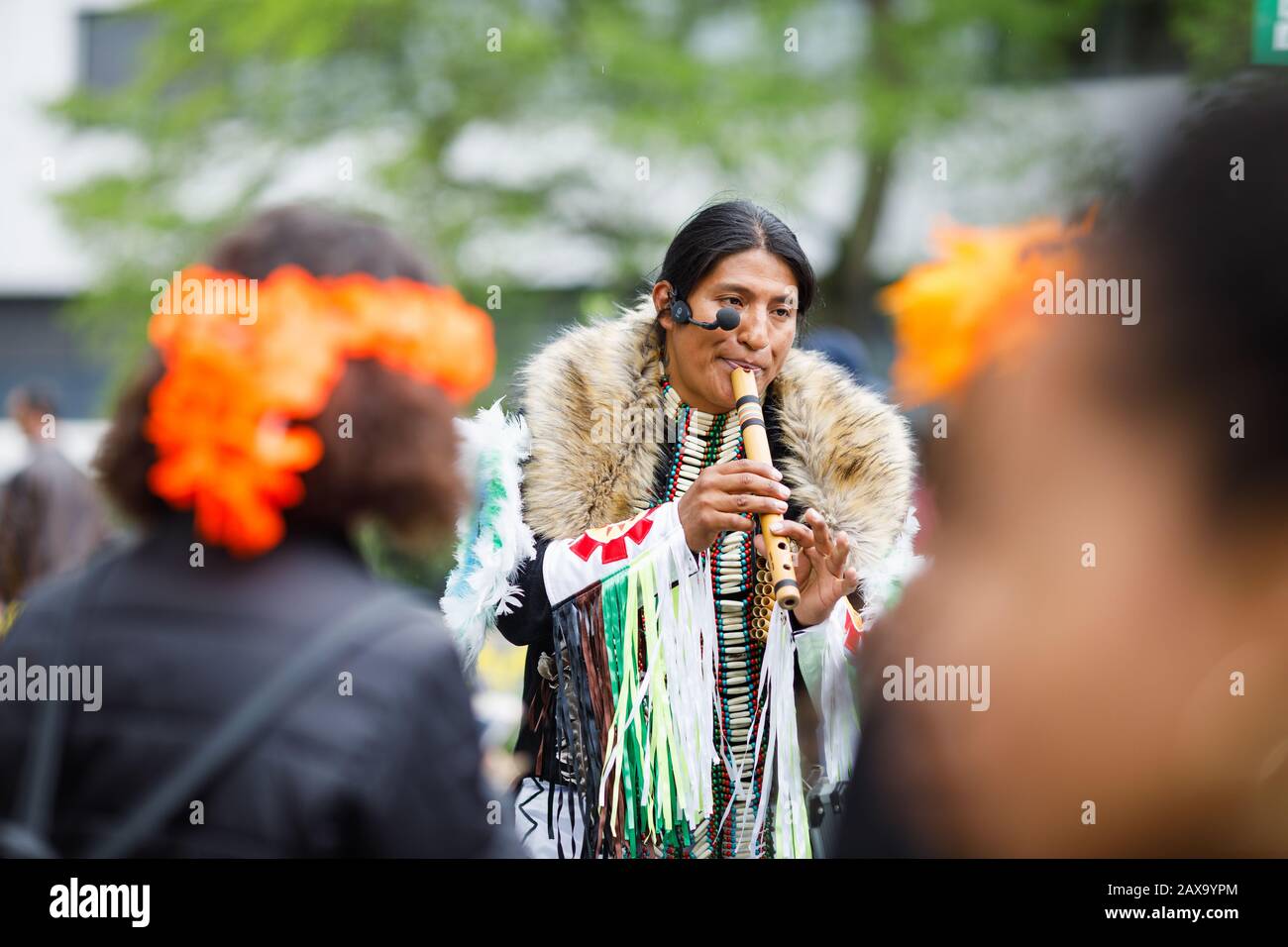 Indiano nativo americano che suona le note musicali sul flauto Foto Stock