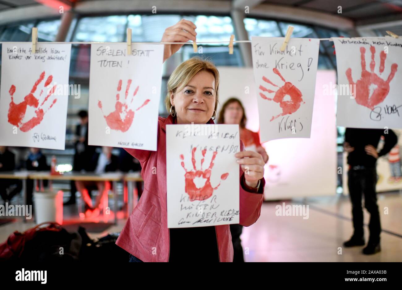 11 febbraio 2020, Berlino: Gesine Lötzsch (Die Linke) partecipa alla campagna "Red Hand Day" contro l'abuso di bambini come soldati. Foto: Britta Pedersen/dpa-Zentralbild/dpa Foto Stock