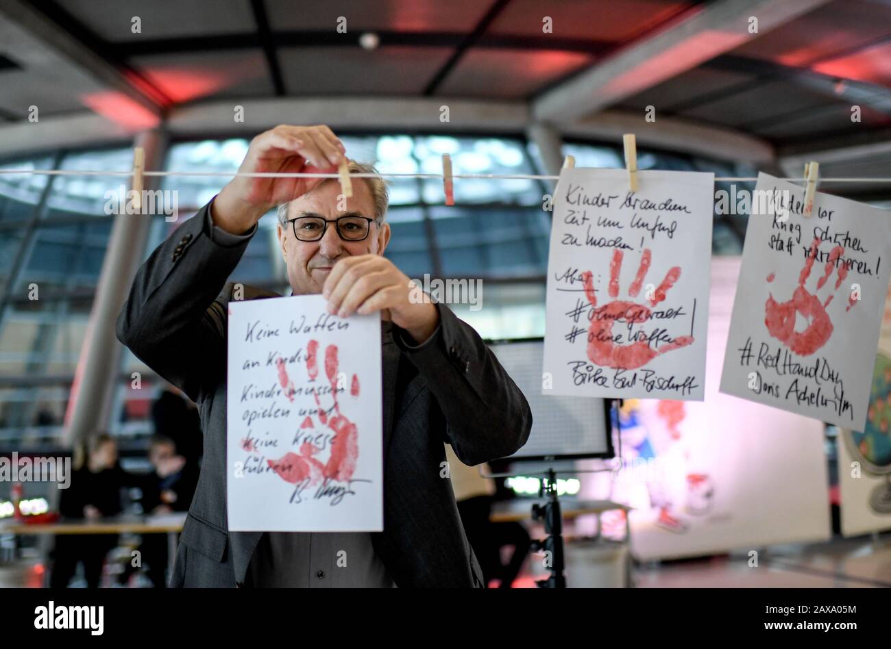 11 febbraio 2020, Berlino: Bernd Riexinger, presidente federale del partito Die Linke, partecipa alla campagna della "Giornata della Mano rossa" contro l'abuso dei bambini come soldati. Foto: Britta Pedersen/dpa-Zentralbild/dpa Foto Stock