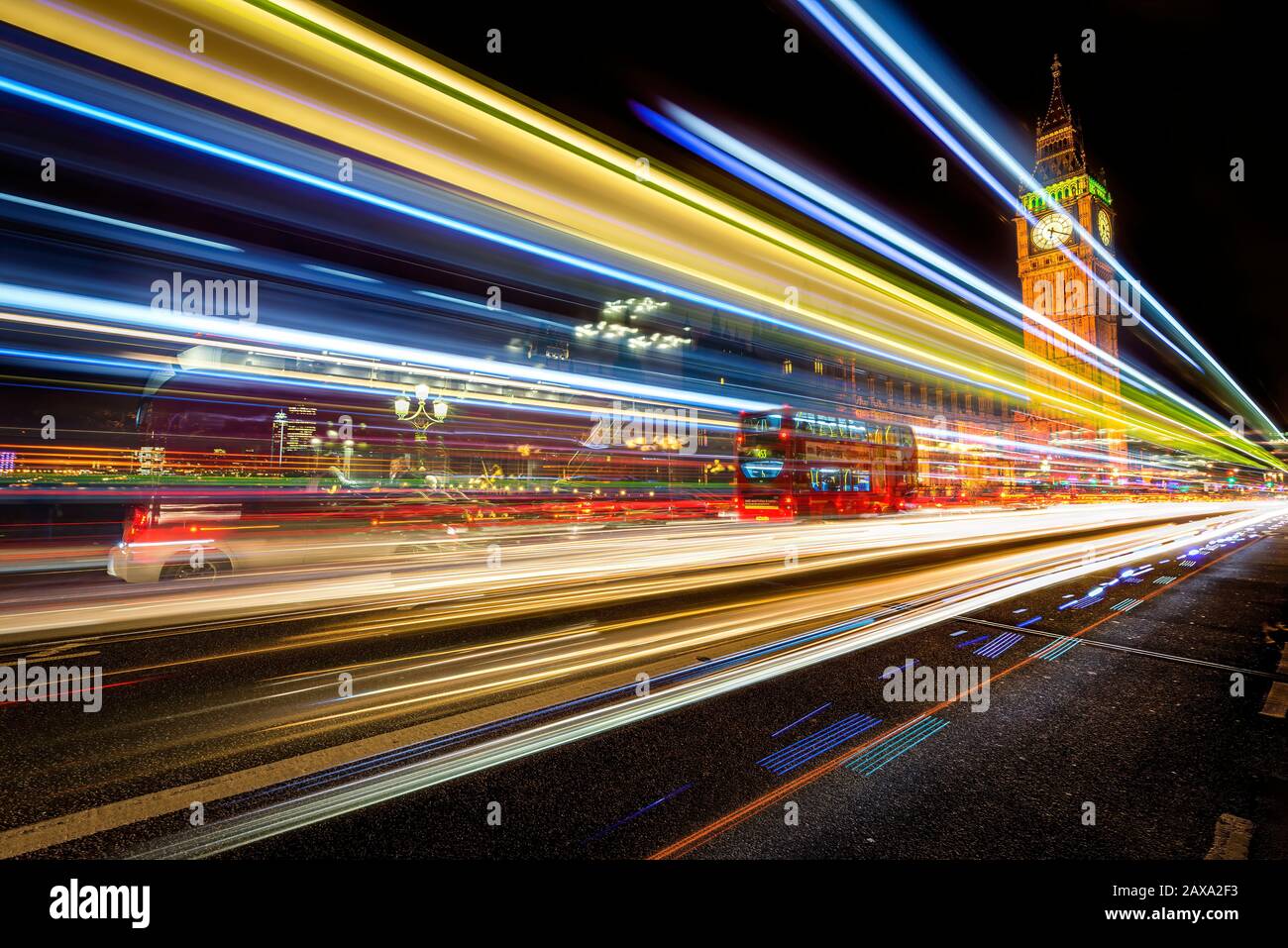 case del parlamento, big ben, elizabeth tower, westminster bridge, notte, traffico, ora di punta, sentieri, lunga esposizione, londra, inghilterra, regno unito Foto Stock