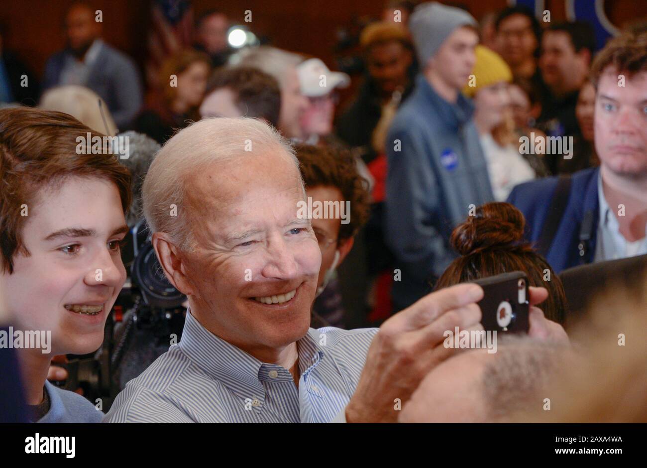 L'ex vice presidente degli Stati Uniti Joe Biden si fa selfie con gli elettori a Hampton, N.H., USA, durante la primaria presidenziale del New Hampshire, 9 febbraio 2020. Foto Stock