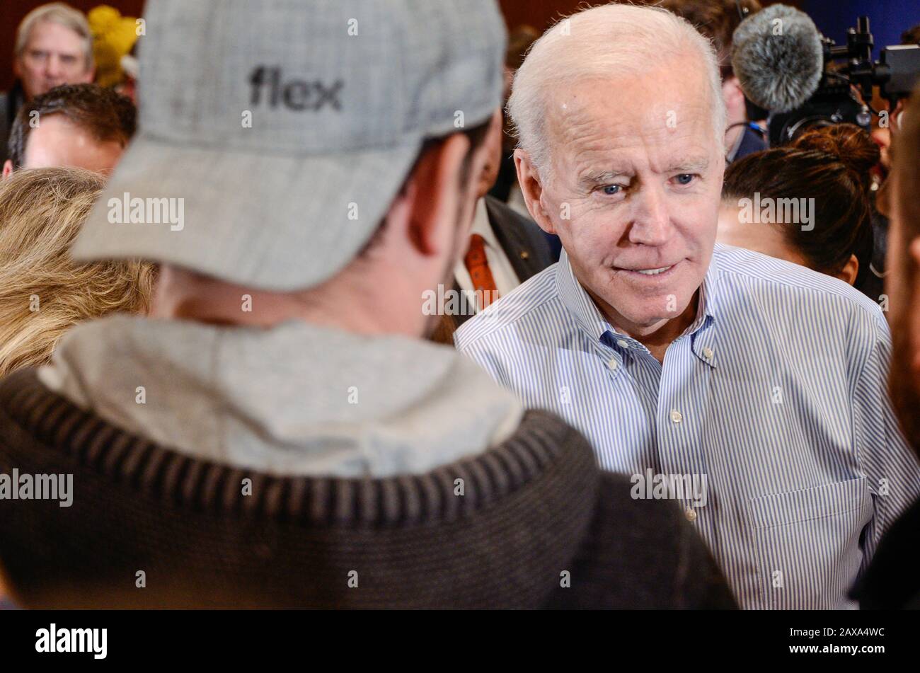 L'ex vice presidente degli Stati Uniti Joe Biden saluta gli elettori a Hampton, N.H., USA, durante la primaria presidenziale del New Hampshire, il 9 febbraio 2020. Foto Stock