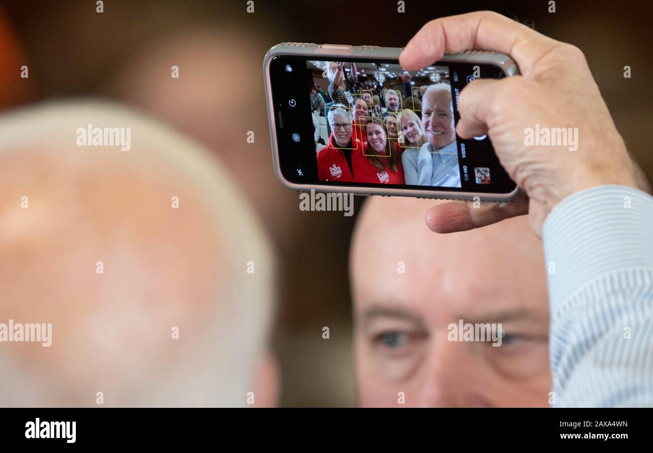 L'ex vice presidente degli Stati Uniti Joe Biden si fa selfie con gli elettori a Hampton, N.H., USA, durante la primaria presidenziale del New Hampshire, 9 febbraio 2020. Foto Stock