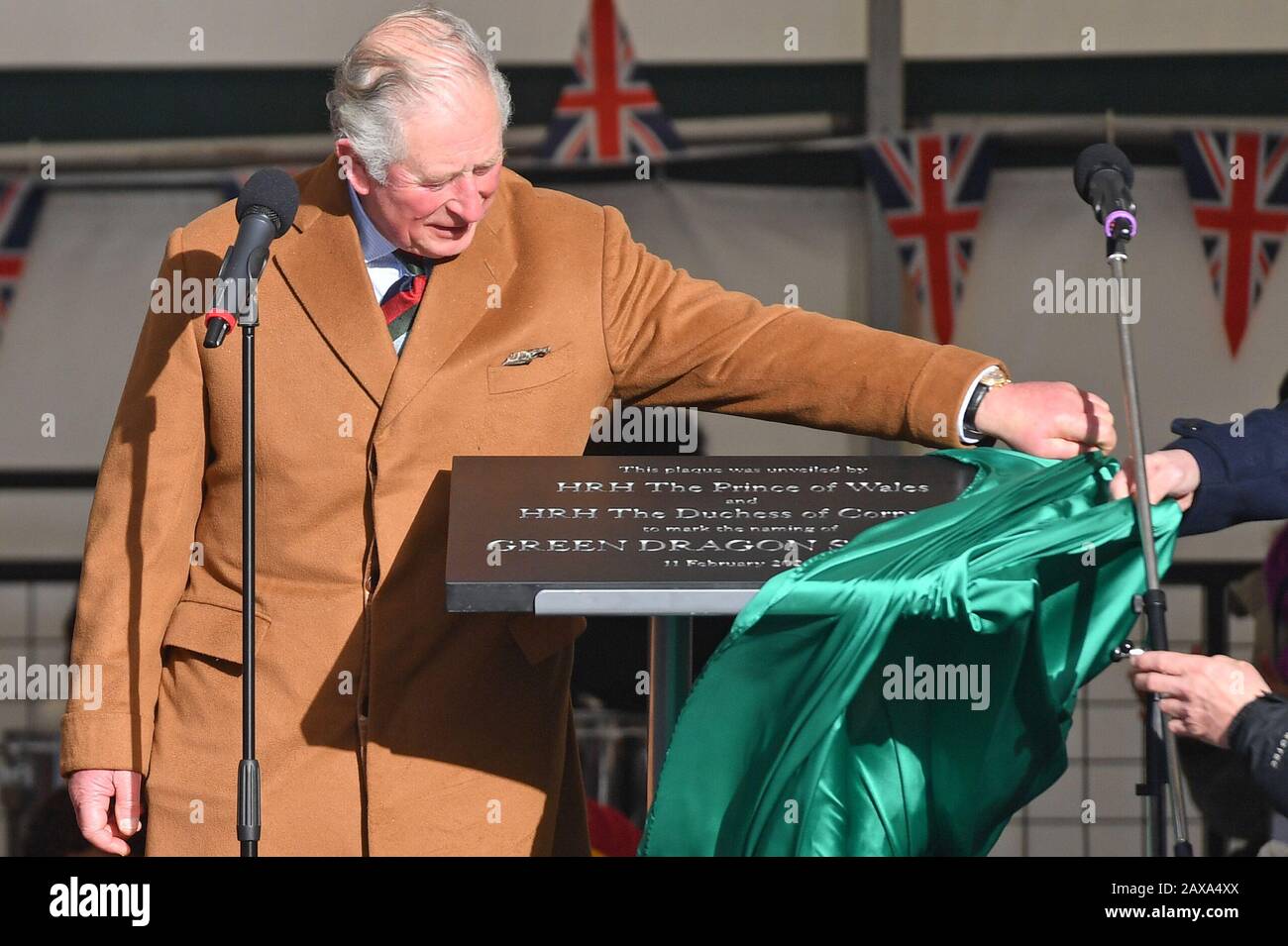 Il Principe di Galles presenta una lapide commemorativa nella nuova piazza del mercato durante una visita al mercato di Leicester. Foto Stock
