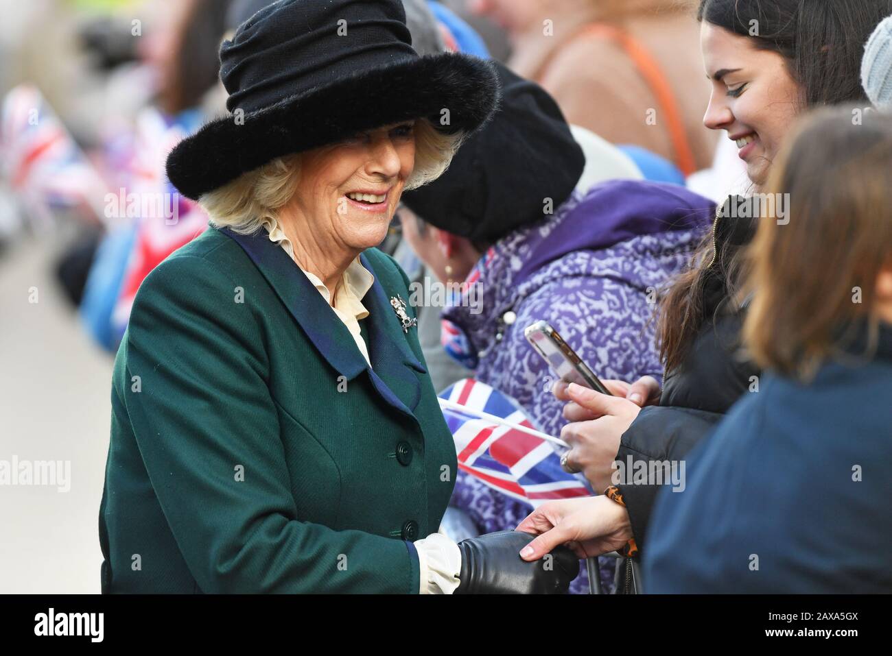 La duchessa di Cornovaglia incontra i membri del pubblico durante una visita al mercato di Leicester per il lancio della nuova piazza del mercato. Foto Stock