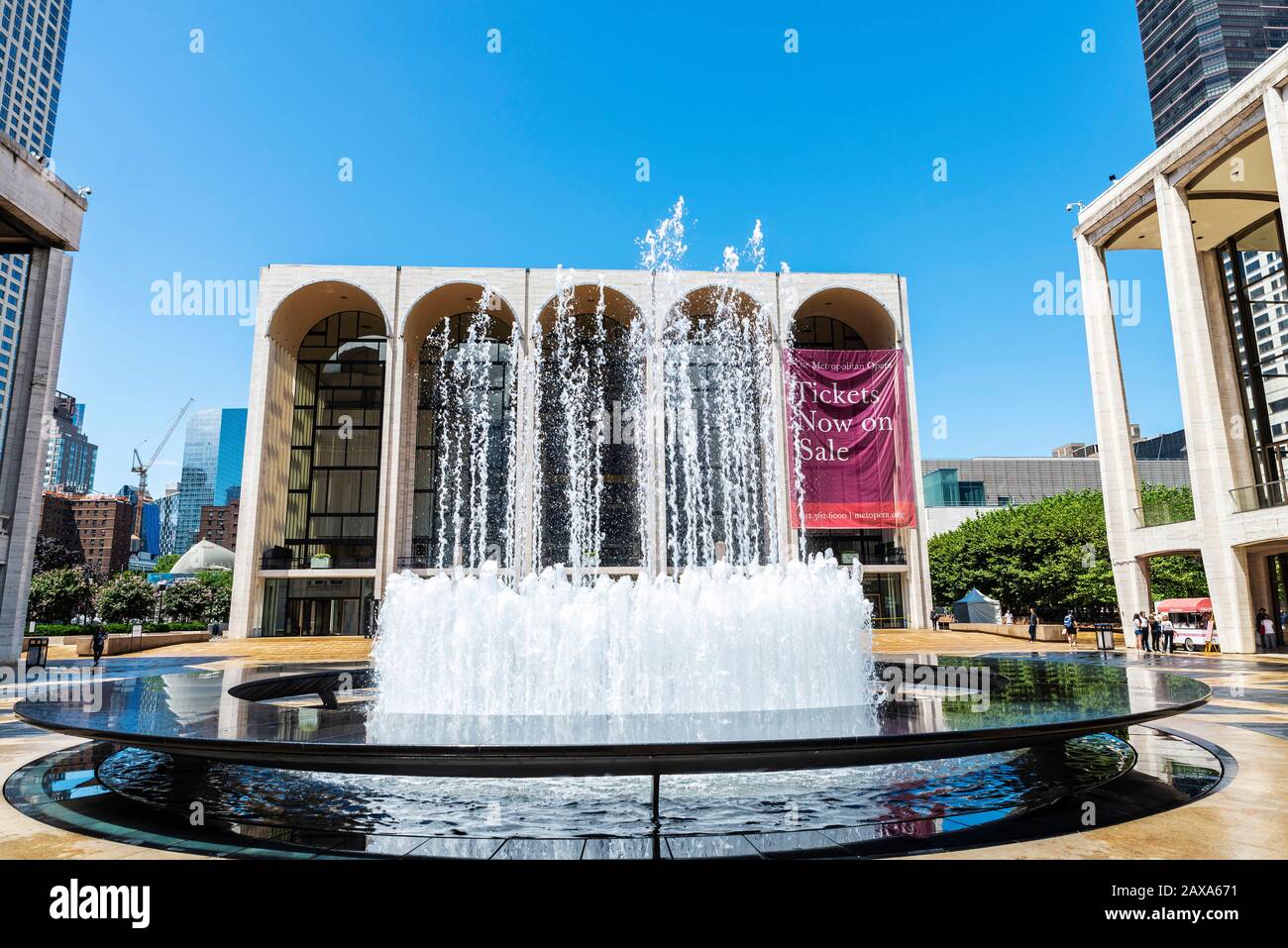 New York City, USA - 3 agosto 2018: Facciata del Metropolitan Opera House (The Met) e della Revson Fountain con persone in giro, situata a Broadway Foto Stock