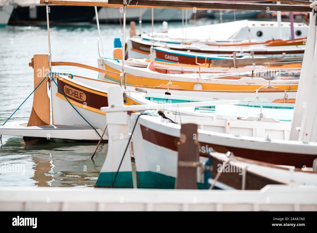 Porto di Cassis, tipico villaggio francese sulla costa mediterranea, Costa Azzurra Foto Stock