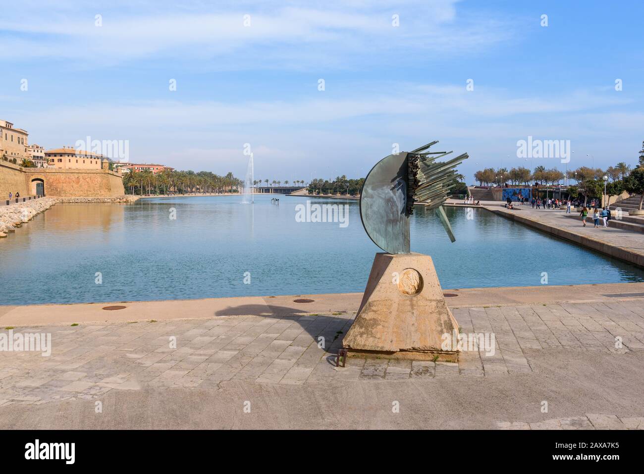 Mallorca, Spagna - 8 maggio 2019: Scultura sul lungomare nel centro di Palma di Maiorca nella soleggiata giornata estiva. Isola Di Maiorca, Isole Baleari, Sp Foto Stock