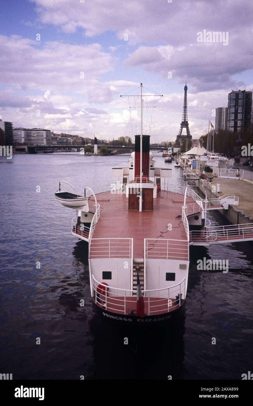 PRINCESS ELISABETH PADDLE STEAMER 1926 COSTRUITO DI GIORNO ESTATE (NORTHAM) E L'USO DA PARTE DELL'ISOLA DI WHIGHT E SOUTH OF ENGLAND ROYAL MAIL - IMPEGNARSI NELLA DINAMOOPERAZIONE A DUNKERQUE DURANTE LA SECONDA GUERRA MONDIALE - NEI PRIMI 90S LA NAVE È STATA ACQUISTATA E RESTAURATA DALLA CHAMBRE SYNDICALE DI TYPOGRAFIQUE E RIMANERE SUL FIUME SENNA A PARIGI PER ALCUNI ANNI PRIMA DI ESSERE IN VENDITA ALLA CITTÀ DI DUNKERQUE - BARCA PARIGI - NAVE STORICA INGLESE - STORIA FRANCESE - SLIDE COLORE © FRÉDÉRIC BEAUMONT Foto Stock