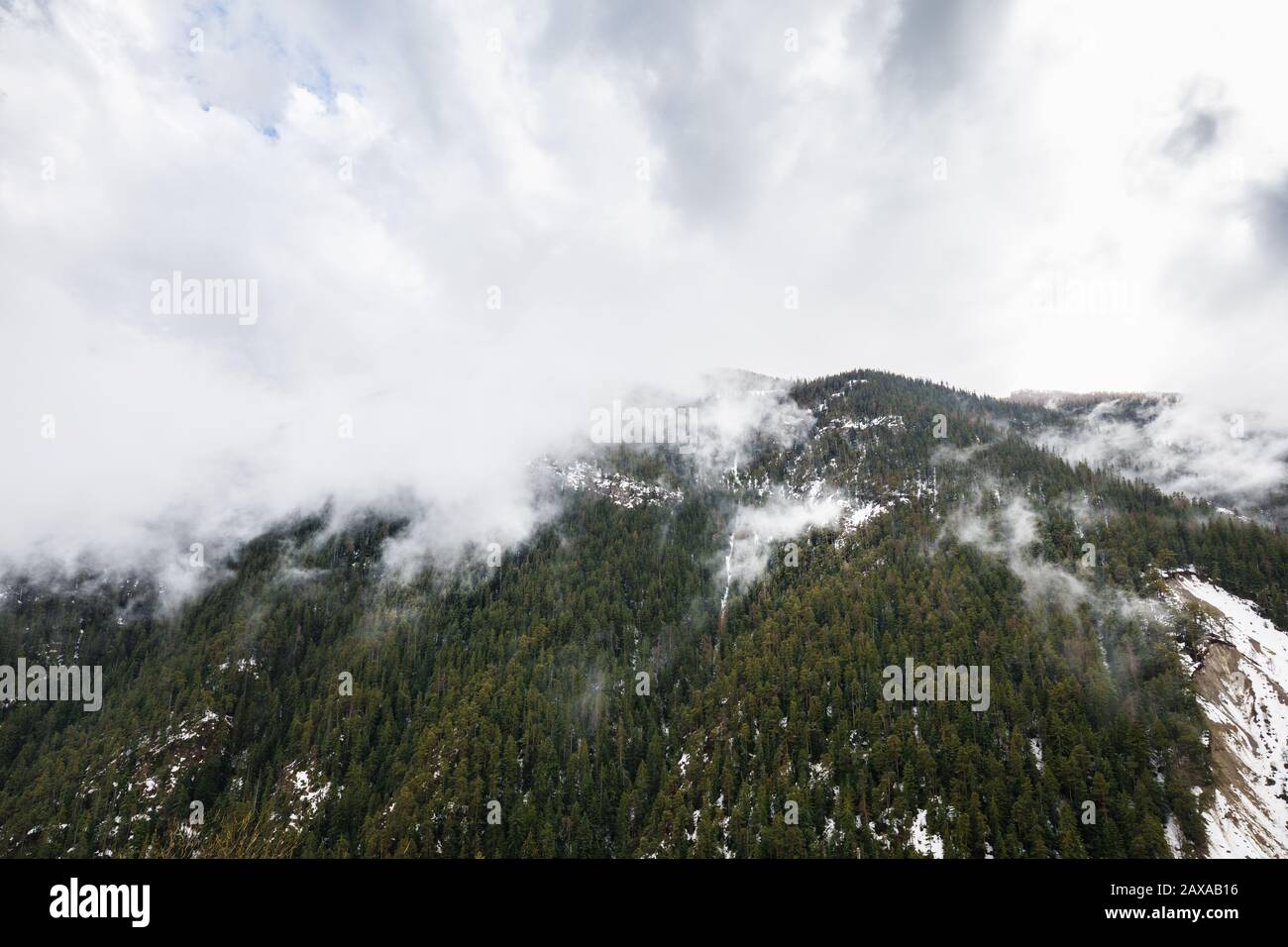Paesaggio alpino di montagna a Isola 2000 nelle alpi francesi. Bassa nubi appese intorno alle cime di montagna. Foto Stock