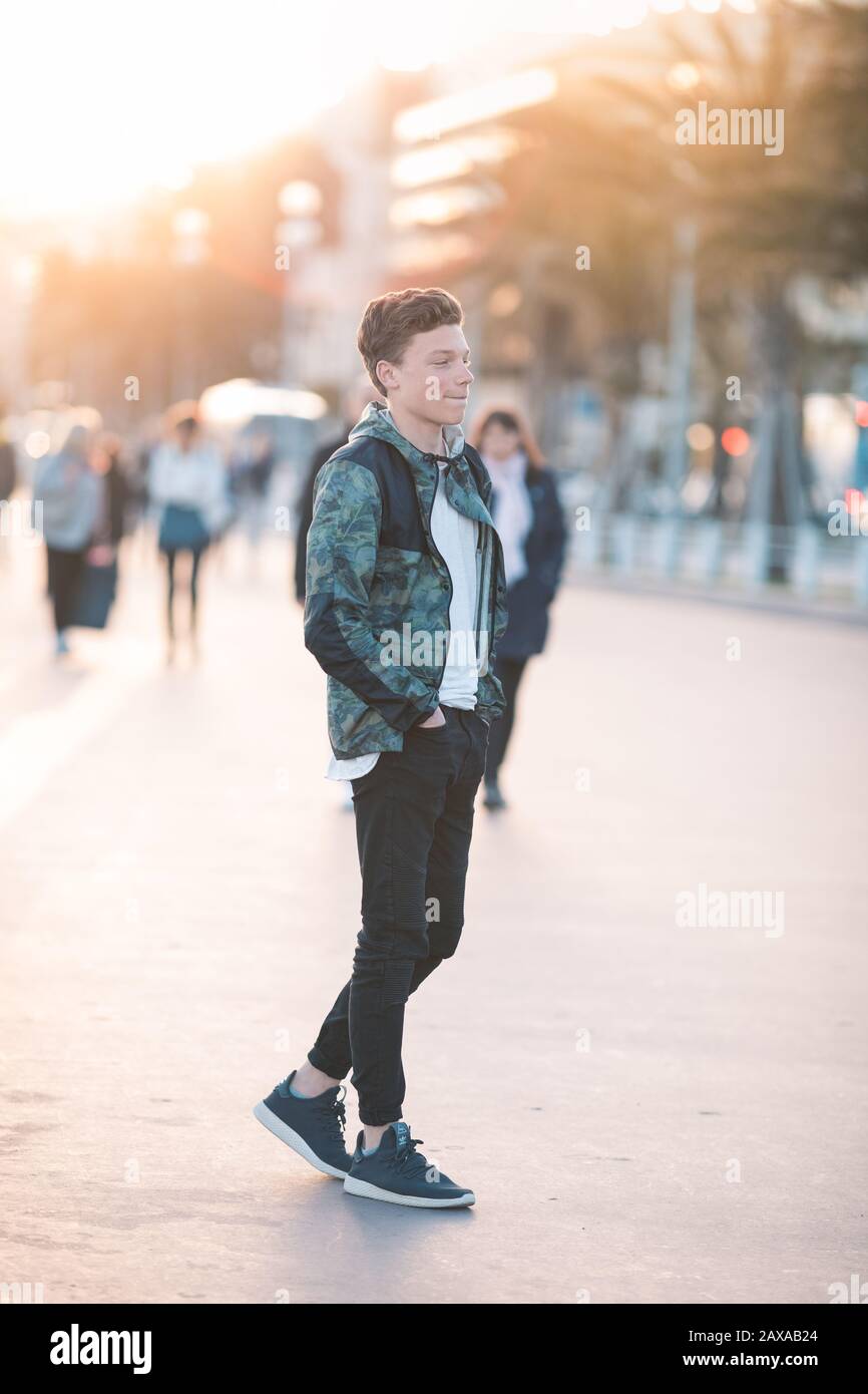 Ragazzo adolescente abbigliamento alla moda sulla Promenade des anglais,  Nizza, Costa Azzurra Foto stock - Alamy