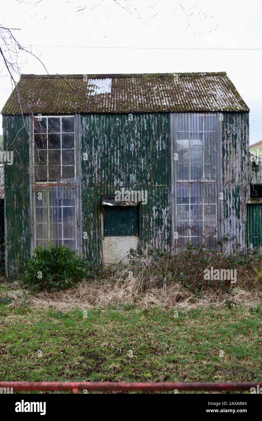 Edificio in ferro ondulato derelict, Galles Foto Stock
