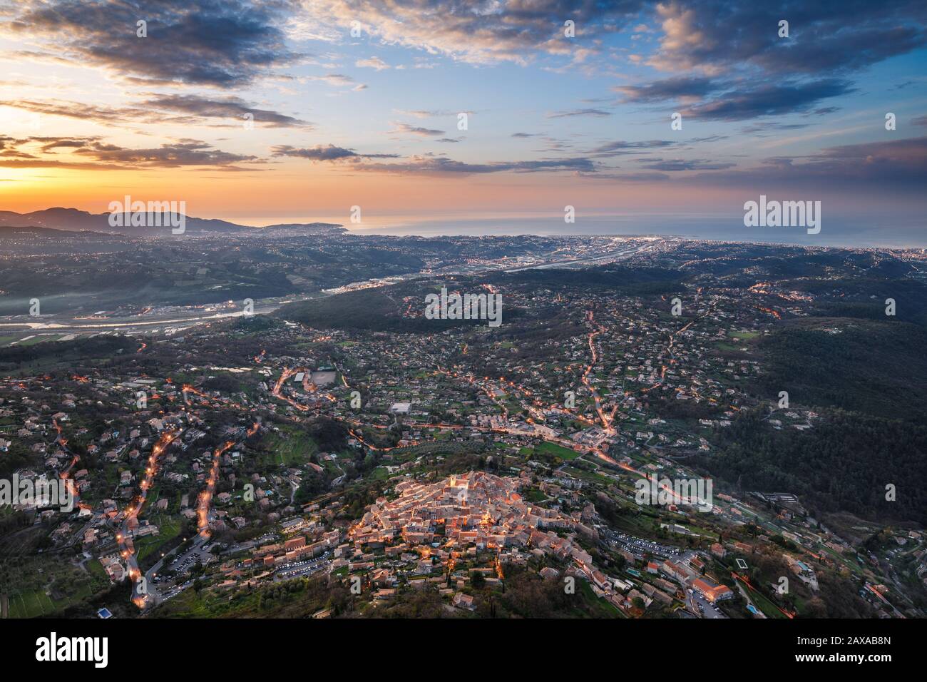 Vista panoramica sul tipico villaggio di Saint Jeannet, città medievale sulla costa azzurra, Francia Foto Stock