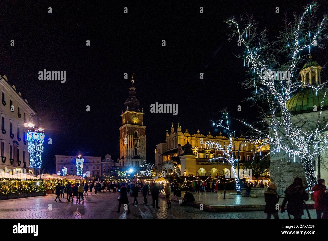 Mercatino di Natale in serata, Hall Tower, Piazza del mercato principale, Cracovia, Polonia, Europa Foto Stock
