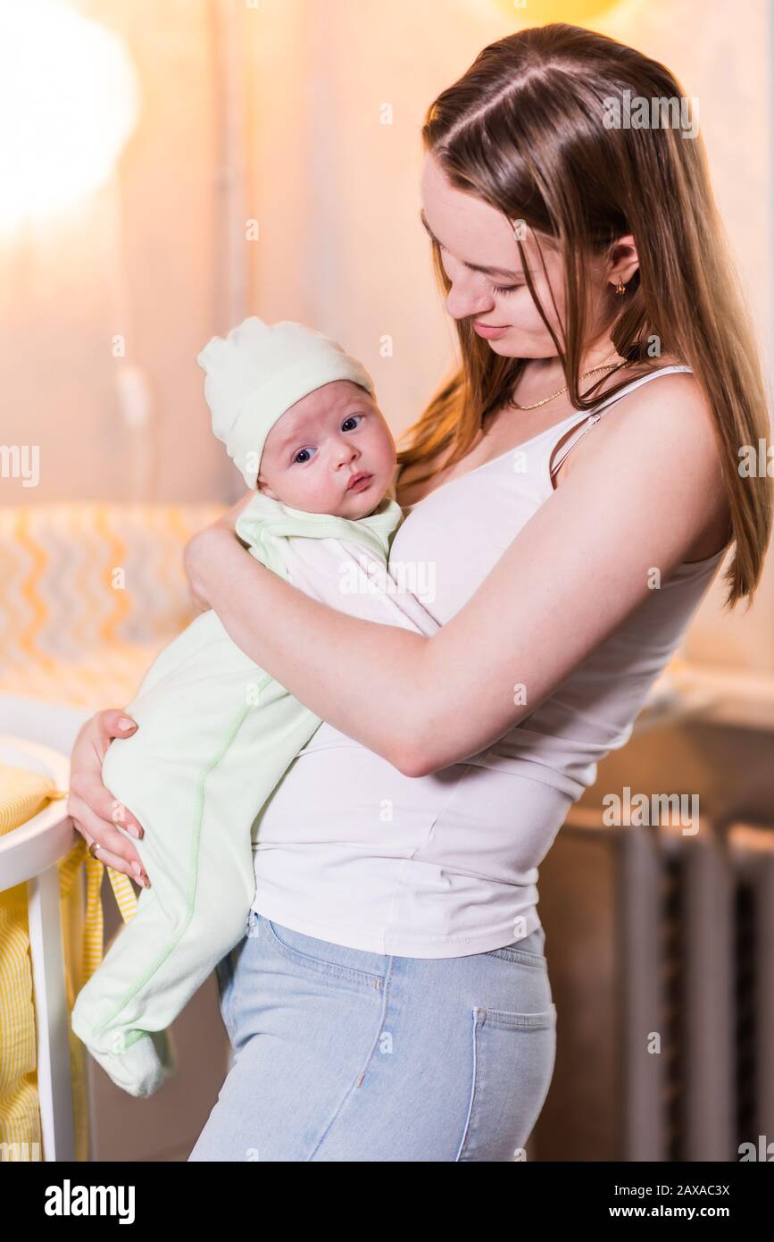 mamma tiene in braccio un figlio neonato Foto stock - Alamy