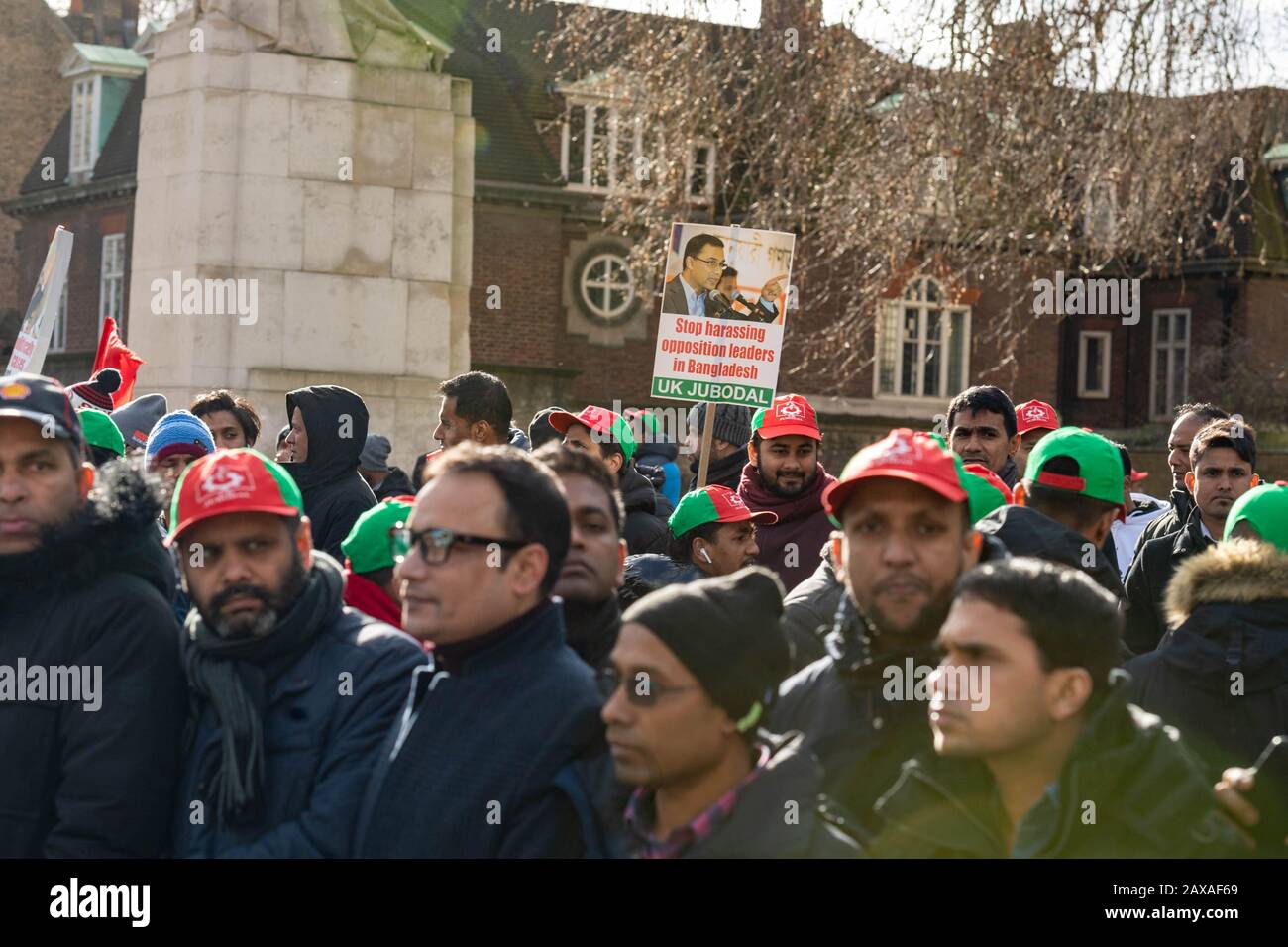 Londra, Regno Unito. 11th Feb, 2020. I membri del Partito nazionalista del Bangladesh partecipano a una grande e rumorosa protesta di fronte alle Houses of Parliament per protestare contro la presunta detenzione illegale di leader di partito in Bangladesh Credit: Ian Davidson/Alamy Live News Foto Stock