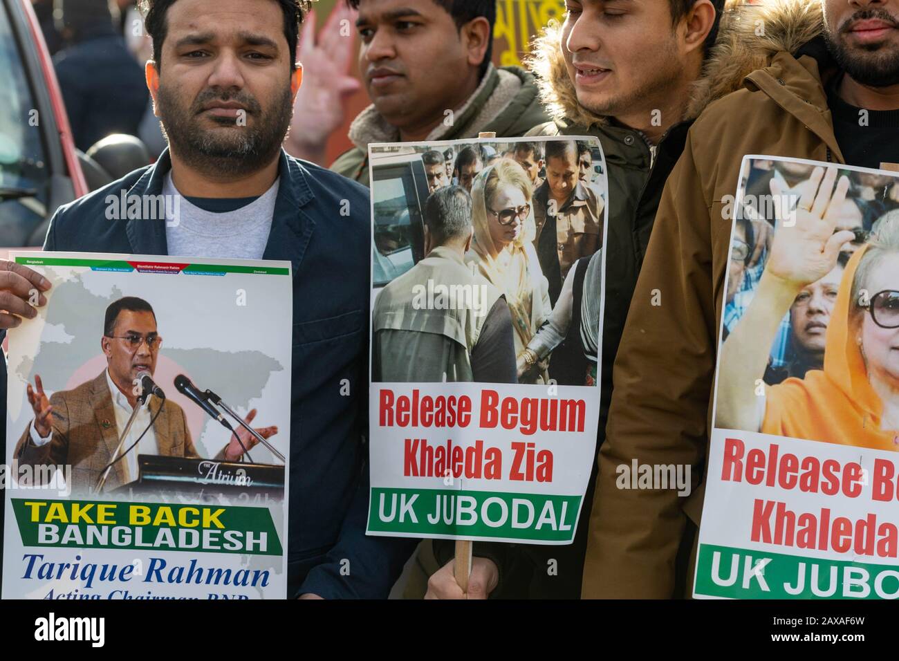 Londra, Regno Unito. 11th Feb, 2020. I membri del Partito nazionalista del Bangladesh partecipano a una grande e rumorosa protesta di fronte alle Houses of Parliament per protestare contro la presunta detenzione illegale di leader di partito in Bangladesh Credit: Ian Davidson/Alamy Live News Foto Stock