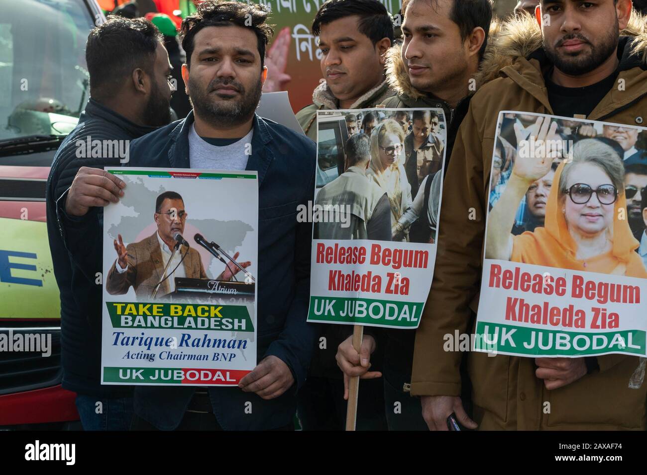 Londra, Regno Unito. 11th Feb, 2020. I membri del Partito nazionalista del Bangladesh partecipano a una grande e rumorosa protesta di fronte alle Houses of Parliament per protestare contro la presunta detenzione illegale di leader di partito in Bangladesh Credit: Ian Davidson/Alamy Live News Foto Stock