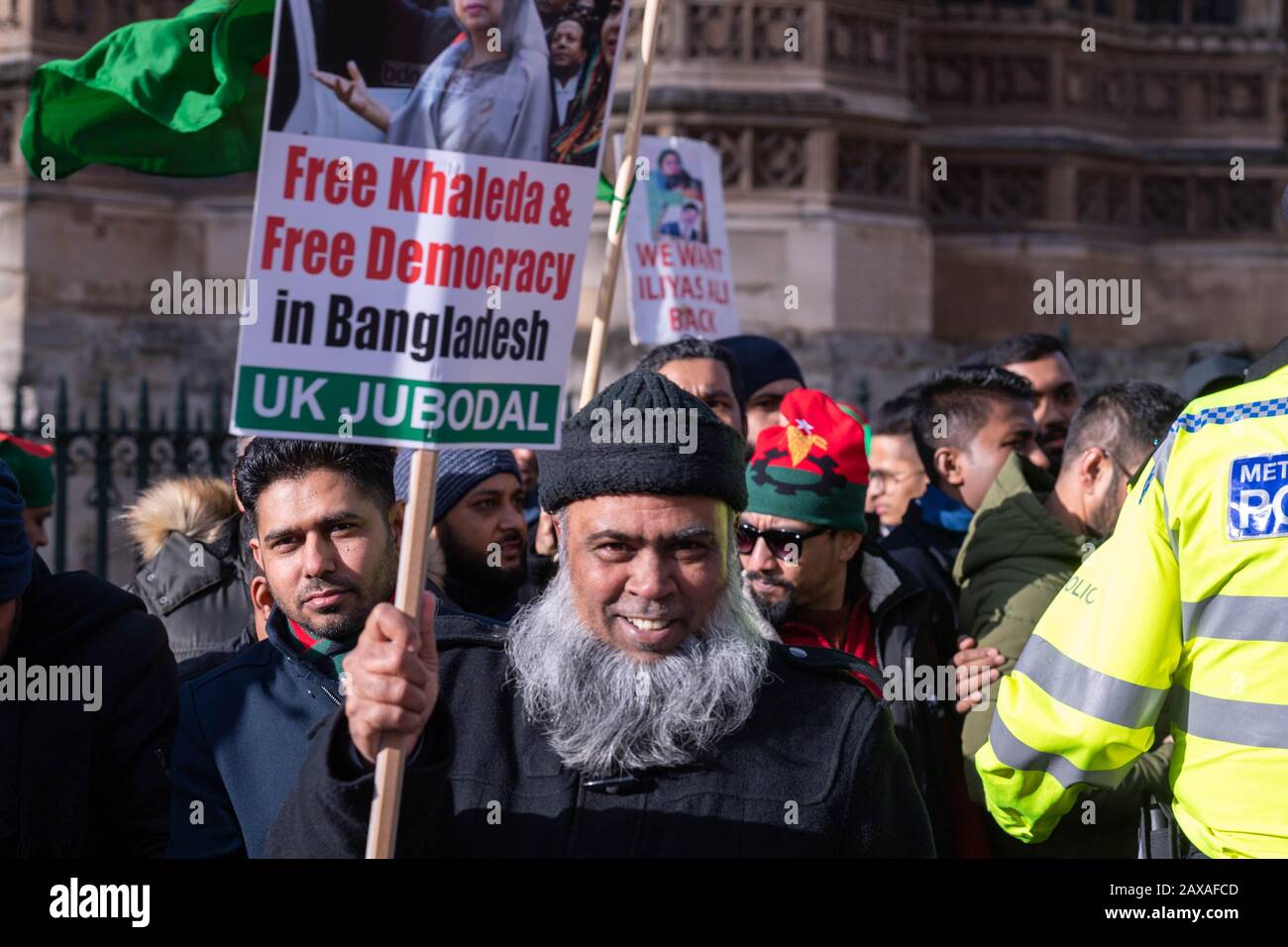 Londra, Regno Unito. 11th Feb, 2020. I membri del Partito nazionalista del Bangladesh partecipano a una grande e rumorosa protesta di fronte alle Houses of Parliament per protestare contro la presunta detenzione illegale di leader di partito in Bangladesh Credit: Ian Davidson/Alamy Live News Foto Stock