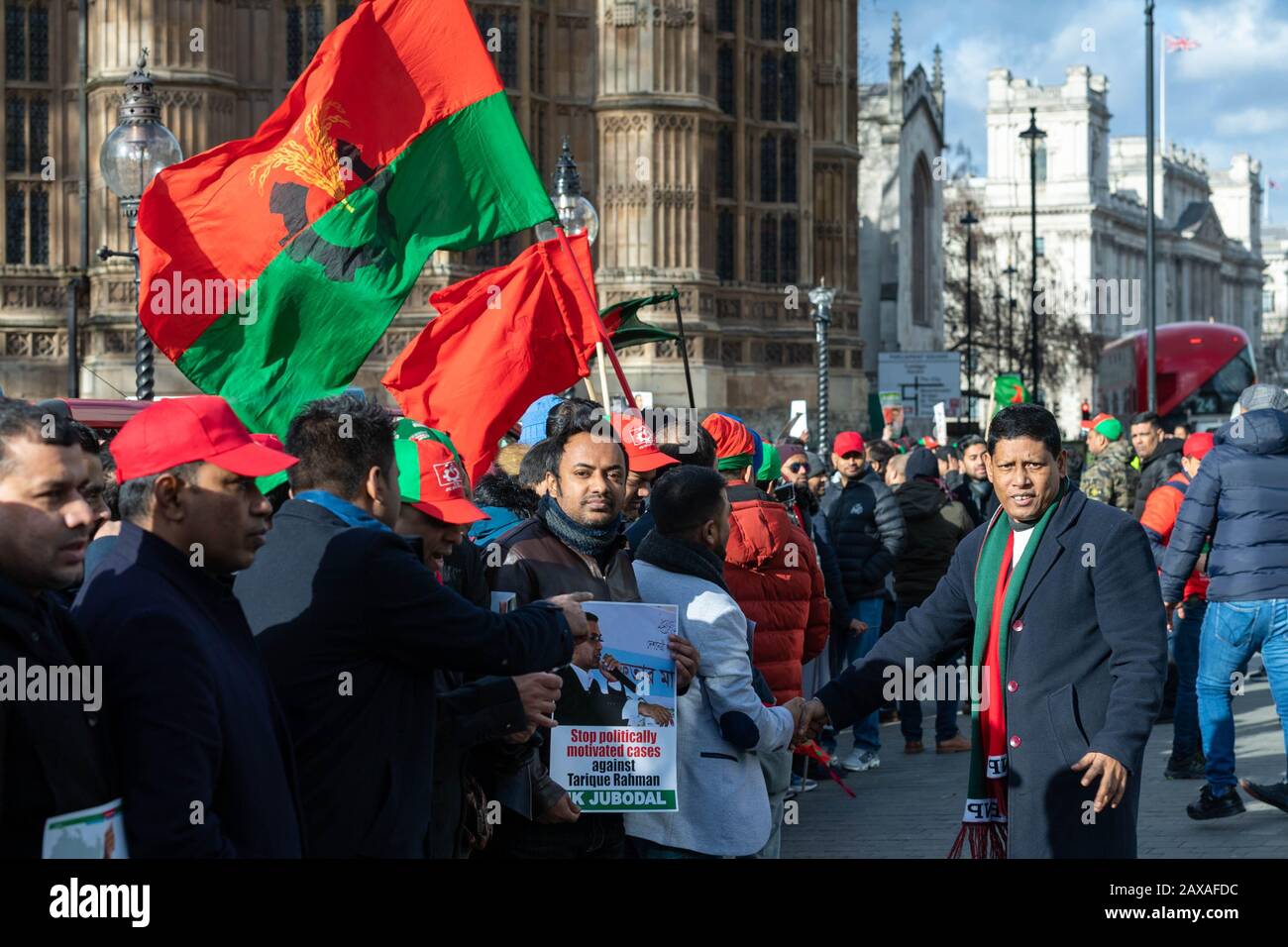 Londra, Regno Unito. 11th Feb, 2020. I membri del Partito nazionalista del Bangladesh partecipano a una grande e rumorosa protesta di fronte alle Houses of Parliament per protestare contro la presunta detenzione illegale di leader di partito in Bangladesh Credit: Ian Davidson/Alamy Live News Foto Stock