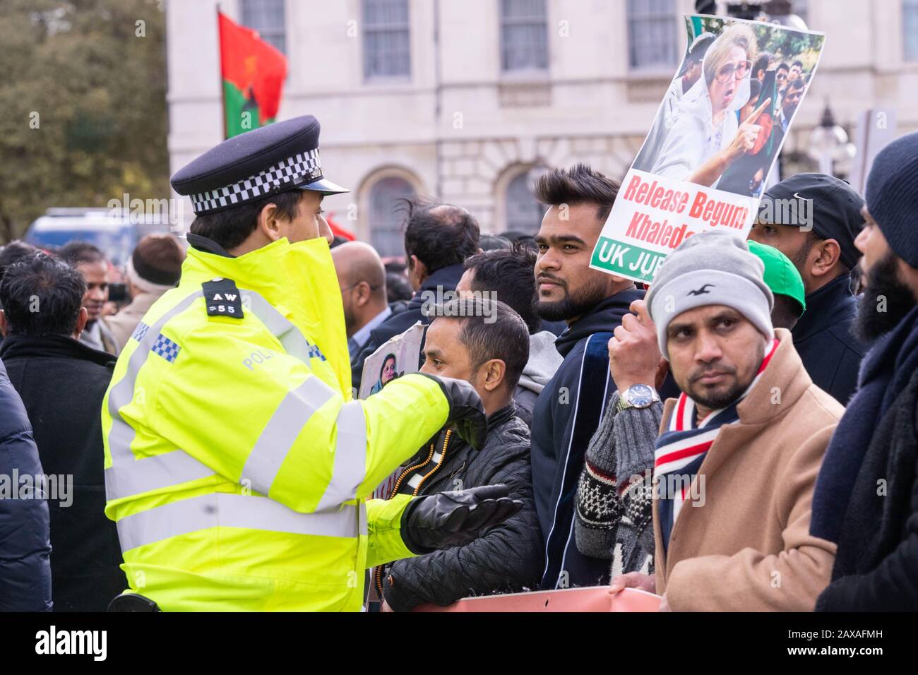 Londra, Regno Unito. 11th Feb, 2020. I membri del Partito nazionalista del Bangladesh partecipano a una grande e rumorosa protesta di fronte alle Houses of Parliament per protestare contro la presunta detenzione illegale di leader di partito in Bangladesh Credit: Ian Davidson/Alamy Live News Foto Stock