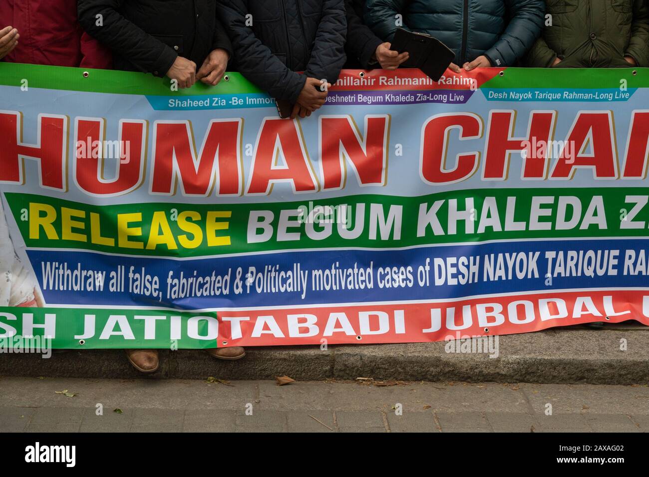 Londra, Regno Unito. 11th Feb, 2020. I membri del Partito nazionalista del Bangladesh partecipano a una grande e rumorosa protesta di fronte alle Houses of Parliament per protestare contro la presunta detenzione illegale di leader di partito in Bangladesh Credit: Ian Davidson/Alamy Live News Foto Stock