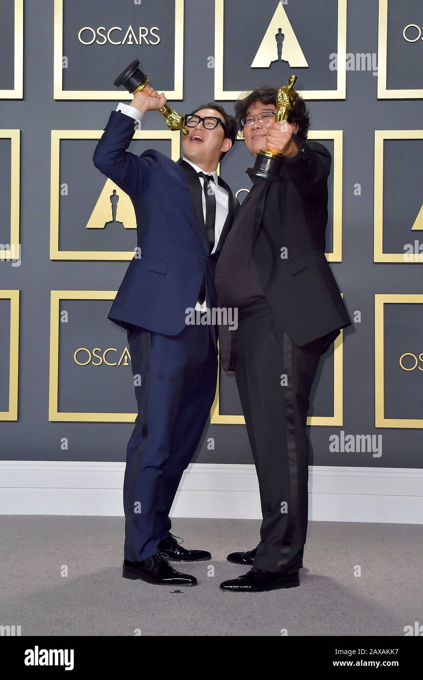 Los Angeles, Stati Uniti. 09th Feb, 2020. Han Jin-Won e Bong Joon-ho (i migliori autori della sceneggiatura originale per 'Parassita') nella sala stampa dei Premi annuali dell'Accademia 2020/92nd all'Hollywood & Highland Center. Los Angeles, 9 febbraio 2020 | utilizzo credito mondiale: DPA/Alamy Live News Foto Stock