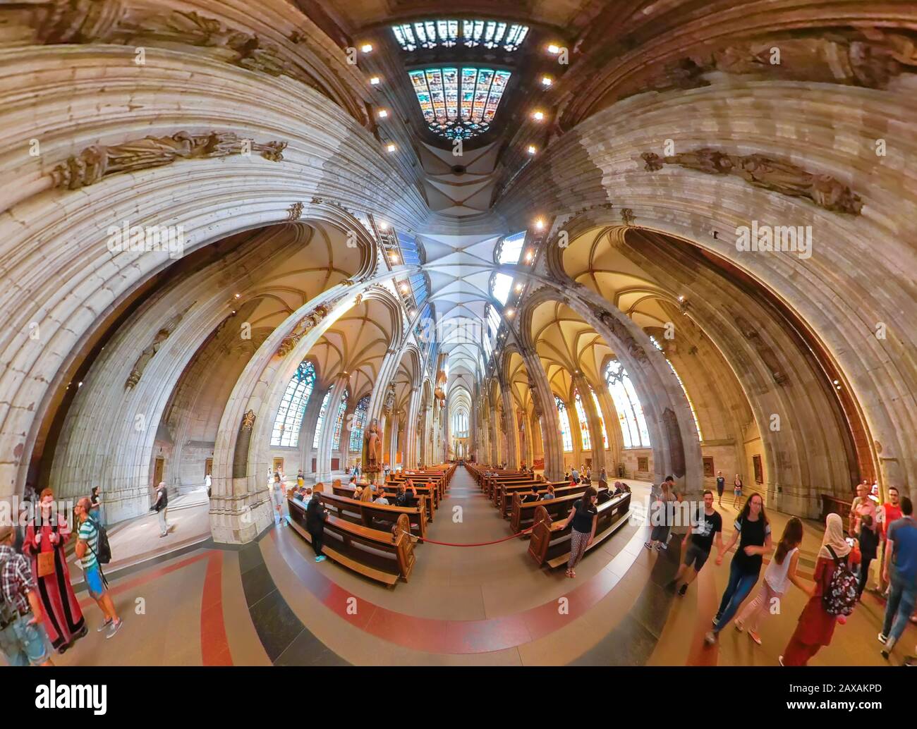 Colonia, Germania. Circa novembre 2019. Panorama Distorto dell'interno della chiesa gotica della Cattedrale di San Pietro. Panorama sferico fish-eye. Foto Stock