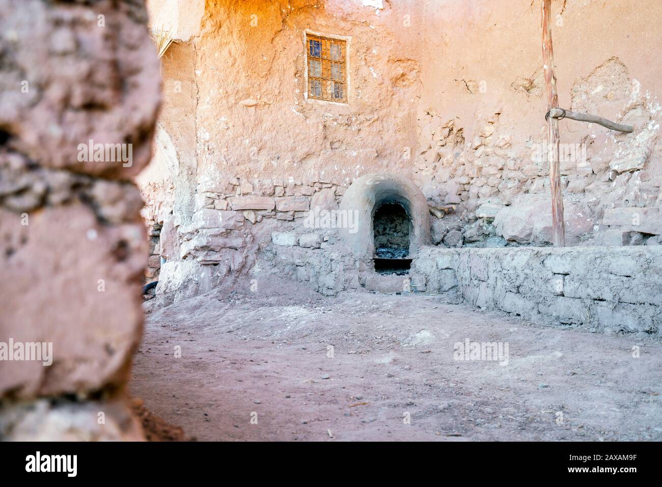 Antica stufa tradizionale nella città di argilla di Ait ben Haddo sotto gli auspici dell'UNESCO, Marocco Foto Stock
