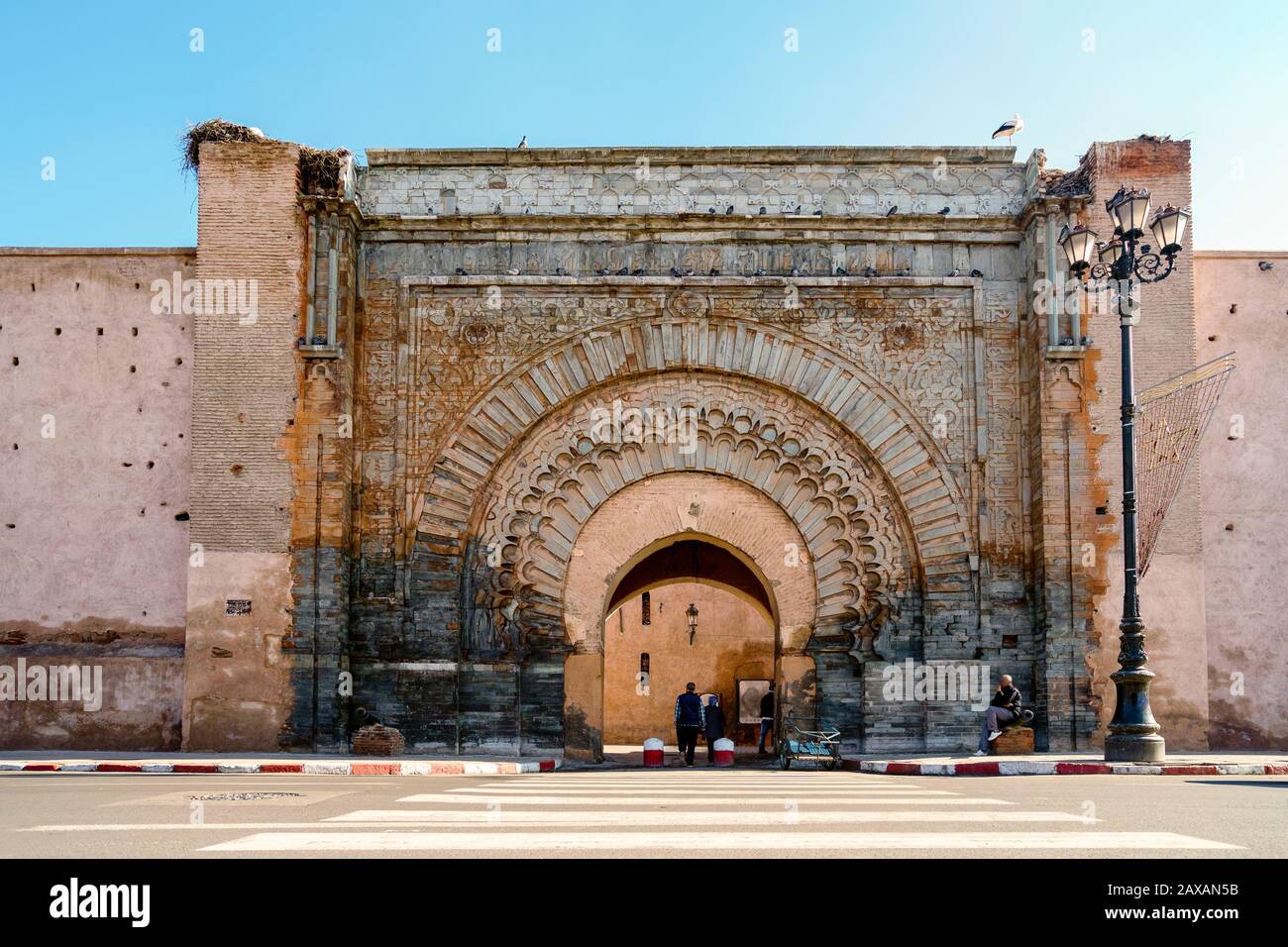 Porta massiccia nelle mura medievali della città di Marrakech, Marocco Foto Stock