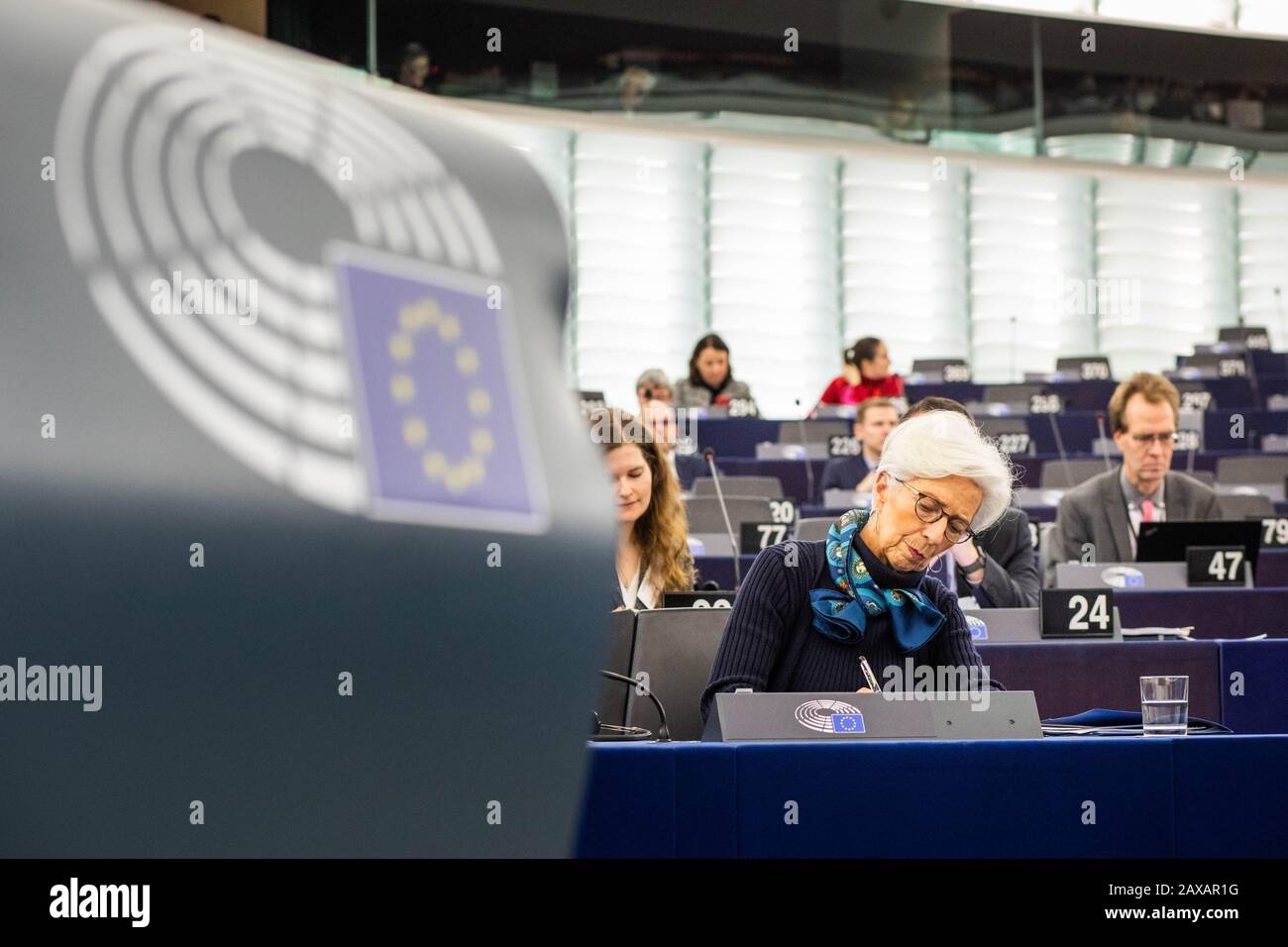 Strasburgo, Francia. 11th Feb 2020. Christine Lagarde (fronte), presidente della Banca centrale europea (BCE), siede nella camera plenaria del Parlamento europeo. Lagarde presenta oggi al Parlamento europeo la relazione annuale della BCE del 2018. Foto: Philipp von Ditfurth/dpa credito: DPA Picture Alliance/Alamy Live News Foto Stock